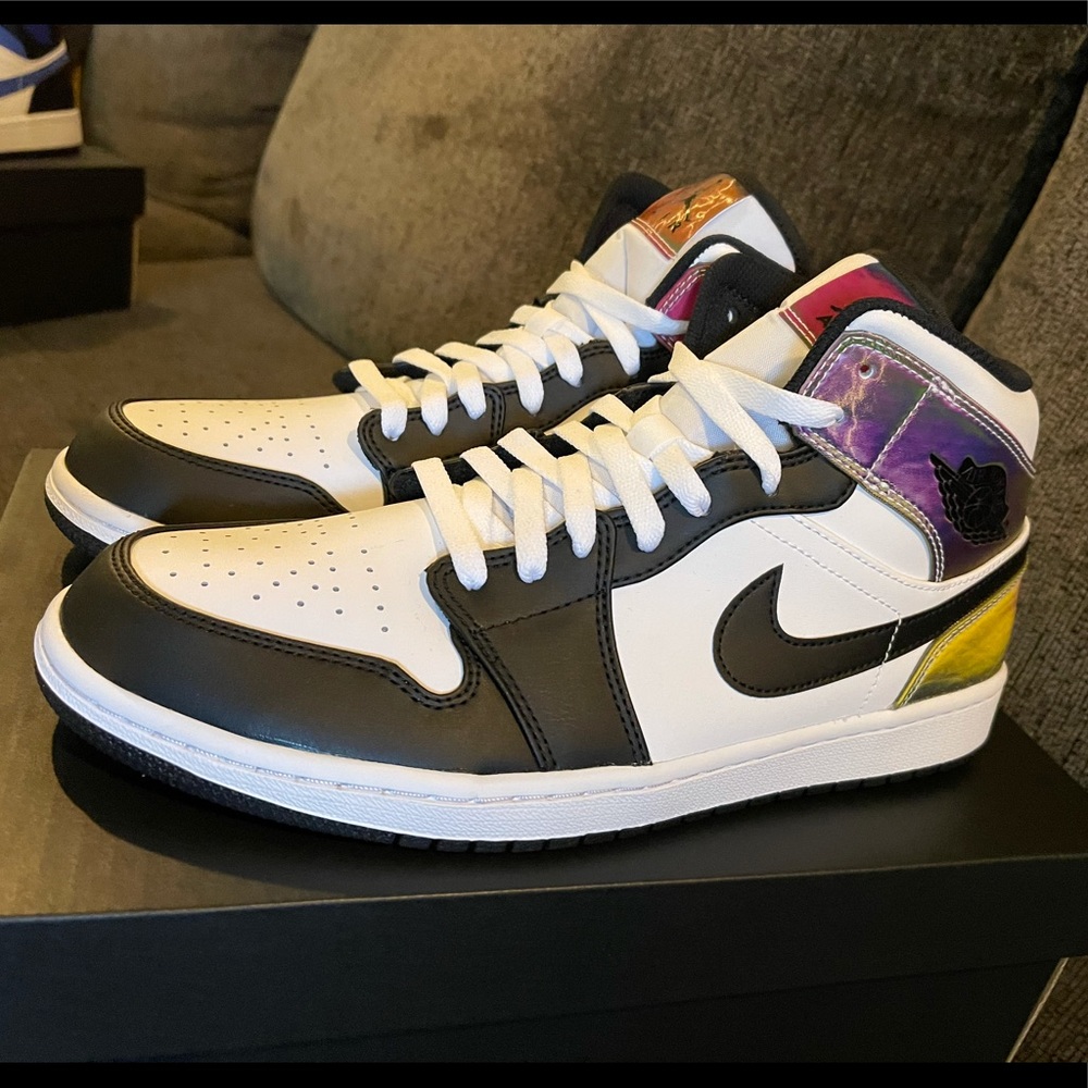 Jordan 1 mid-Heat Reactive